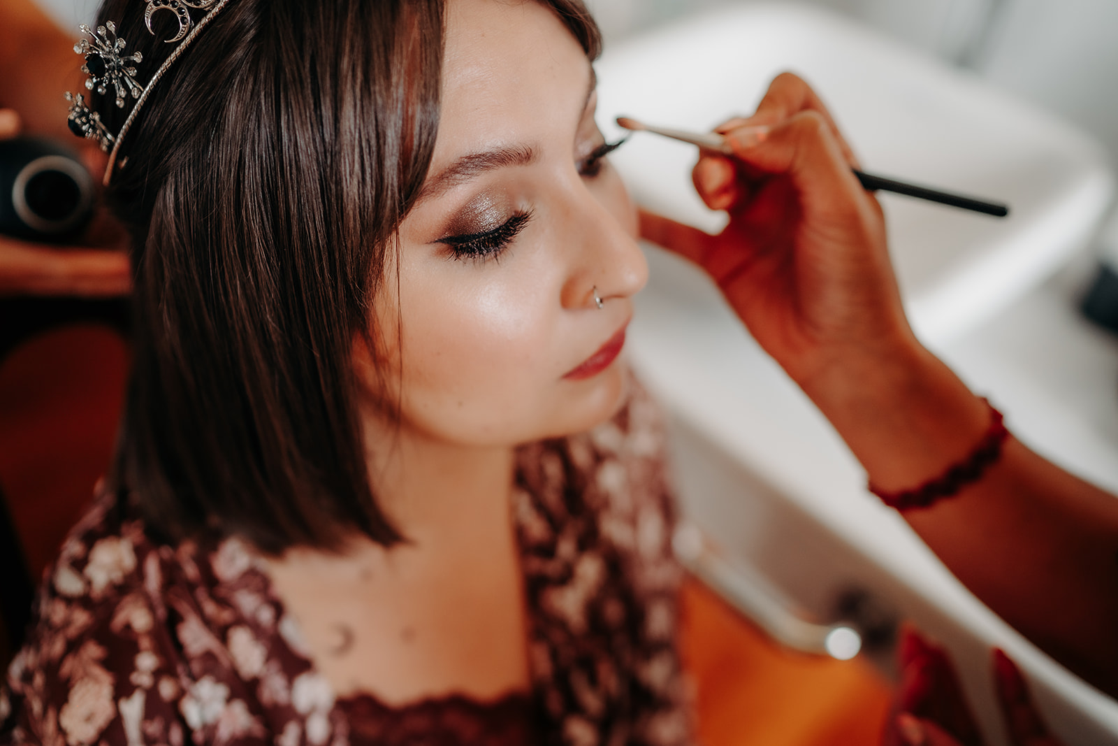 Detalle de maquillaje a una novia con tiara