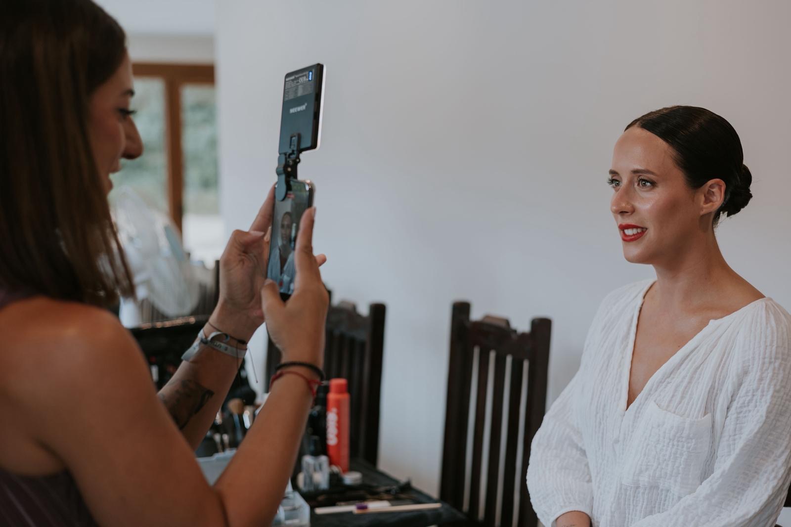 Alba fotografiando a la novia durante la sesión